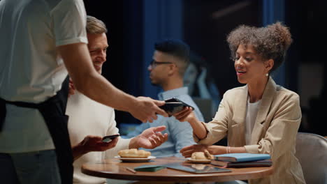 hombres de negocios multiétnicos riendo en una cafetería
