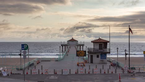 Señal-Led-Que-Muestra-Hebra,-Carril-Bici-Y-Playa-Cerrada-En-El-Muelle-De-La-Playa-De-Manhattan-Debido-A-Covid-19-En-California