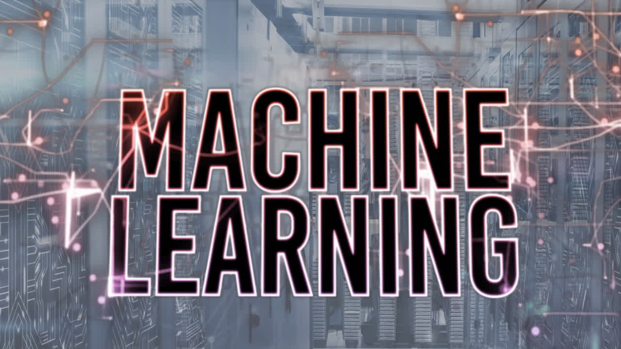 Animação de texto "machine learning", rastros de luz, conexões de microprocessador em uma sala de servidores.