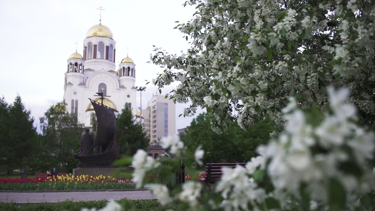 flores de primavera floreciendo cerca de una iglesia y un monumento