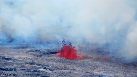 Ausbruch-Des-Kilauea-Kraters-Am-11.-September,-Von-Osten-Aus-Gesehen,-Mit-Abkühlendem-Lavasee-Mit-Kruste-Und-Einer-Großen-Fontäne,-Tag-2-Des-Ausbruchs