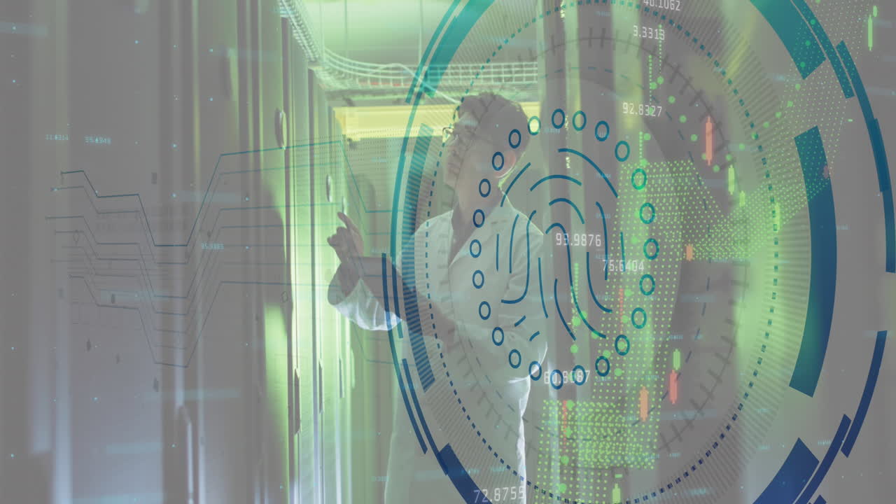 animación de escáner de huellas dactilares sobre ingeniero masculino asiático usando tableta trabajando en la sala de servidores