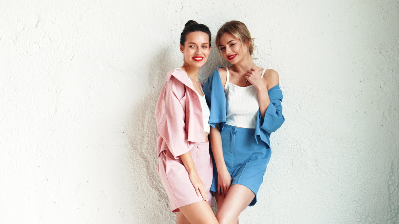 트렌디 한 여름 의복 을 입은 두 여자