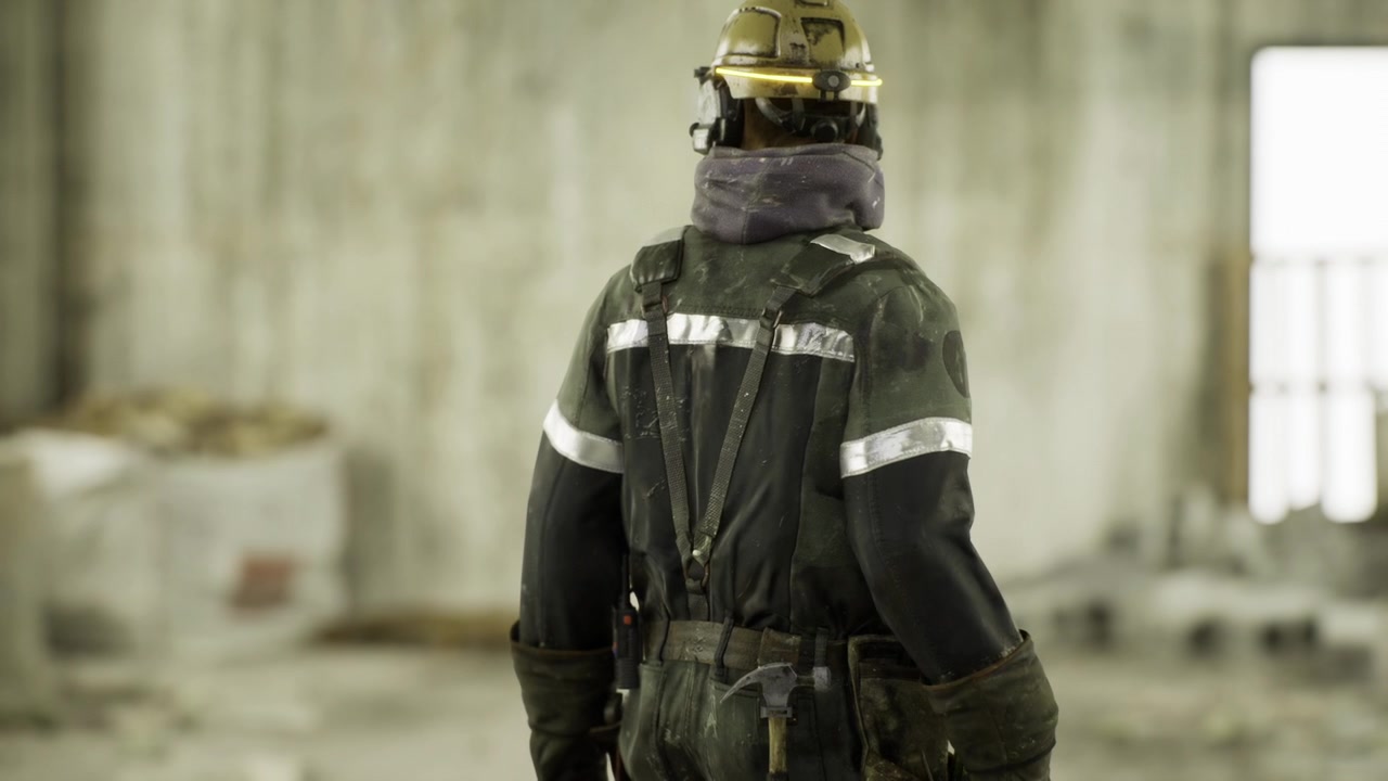 Vigile del fuoco in una struttura abbandonata che si prepara con l'equipaggiamento prima di avventurarsi nell'ignoto