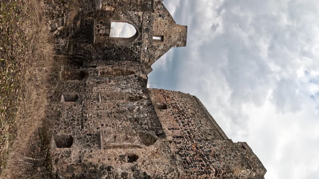 ruinas del castillo medieval de sigulda, letonia