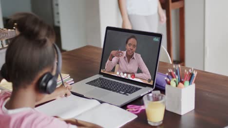 Afroamerikanisches-Mädchen-Benutzt-Laptop-Für-Online-Unterricht-Mit-Afroamerikanischer-Lehrerin-Auf-Dem-Bildschirm