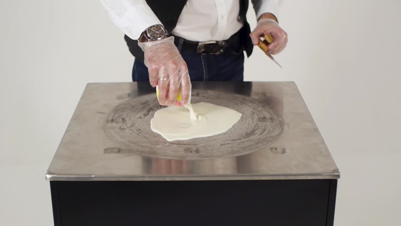 회전 하는 그릴 에서 아이스크림 을 만드는 것