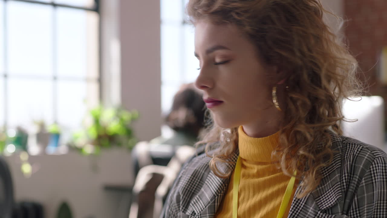 trabajo en equipo, mujeres de negocios y hablar de proyectos