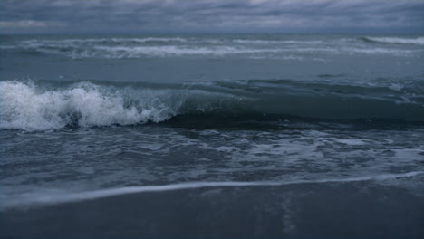 Las-Olas-De-Tormenta-Salpican-El-Fondo-Del-Paisaje-De-La-Playa.-Agua-Del-Océano-Rompiendo-En-La-Naturaleza.