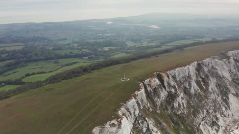 órbita de drones aéreos sobre acantilados marinos en el monumento de tennyson isla de wight