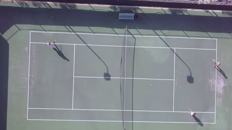 Antena-De-Drone-De-Alto-ángulo-Sobre-Personas-Jugando-Un-Partido-De-Tenis-En-Una-Cancha-De-Tenis