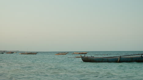 Barcos-Tradicionales-En-Aguas-Tranquilas-Al-Atardecer.