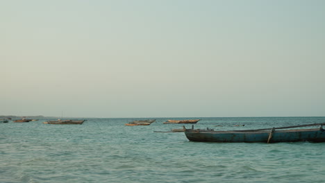 Traditionelle-Boote-Auf-Ruhigem-Wasser-In-Der-Abenddämmerung