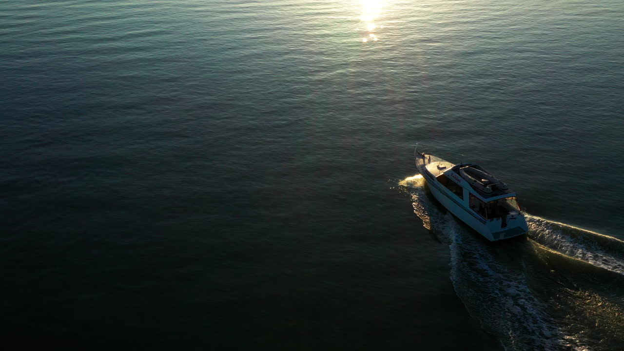 Suggestiva veduta aerea di uno yacht che naviga verso il tramonto, Auckland