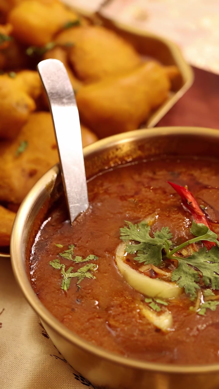Carrellata ravvicinata di piatti tradizionali indiani, inclusi biryani, curry e antipasti fritti