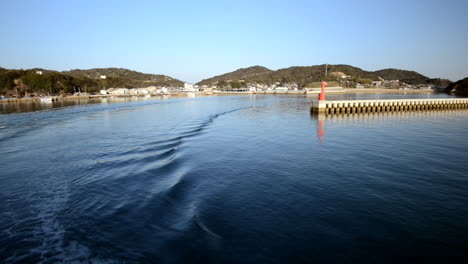 Vista-Desde-La-Salida-Del-Ferry-En-El-Puerto-De-Naoshima