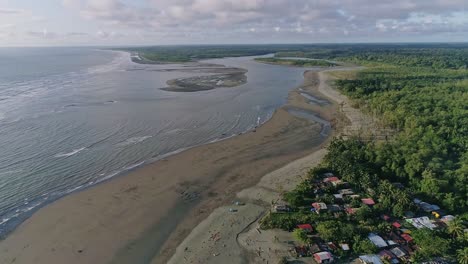 Atemberaubende-Luftbilder-Von-La-Barra,-Gelegen-An-Der-Kolumbianischen-Pazifikküste-In-Der-Nähe-Von-Juanchaco-In-Einem-Nationalpark