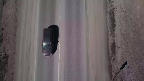 vista aérea de una autopista de dos carriles con coches