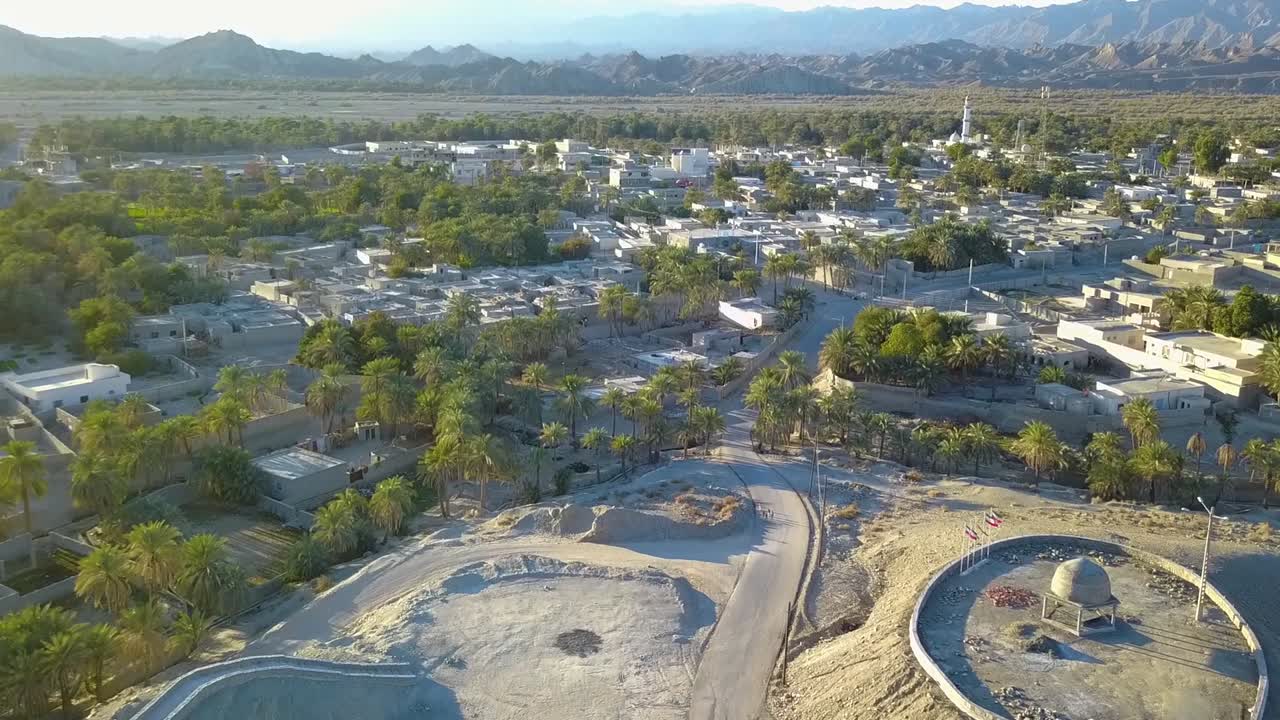 여기는 아름다운 땅, 평화와 고요의 땅, 야자나무와 쌀이 함께 있는 땅, 여기는 이란의 시스탄과 발루치스탄입니다.