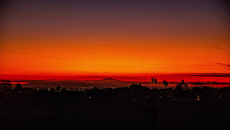 Timelapse-De-Siluetas-De-Personas-Viendo-La-Puesta-De-Sol-En-Un-Mirador-En-Los-ángeles,-Puesta-De-Sol-En-California,-Estados-Unidos