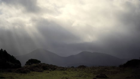 cordillera irlandesa con nubes rodantes y rayos de sol que se abren paso en el país de morne, viaje ideal a pie