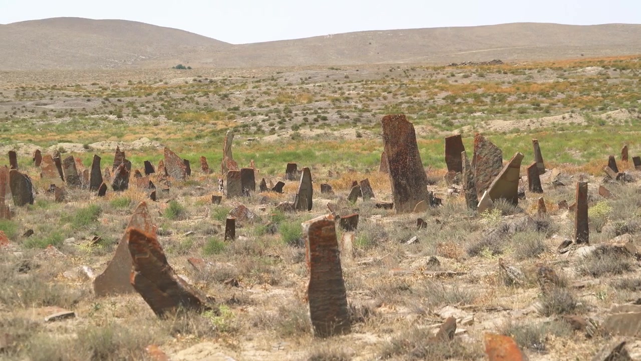 Antichi segnacoli tombali in pietra in un paesaggio desertico
