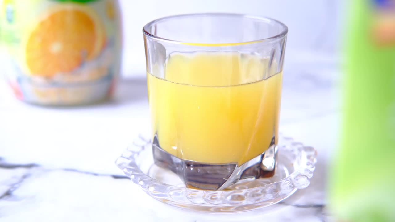 Succo d'arancia in un bicchiere