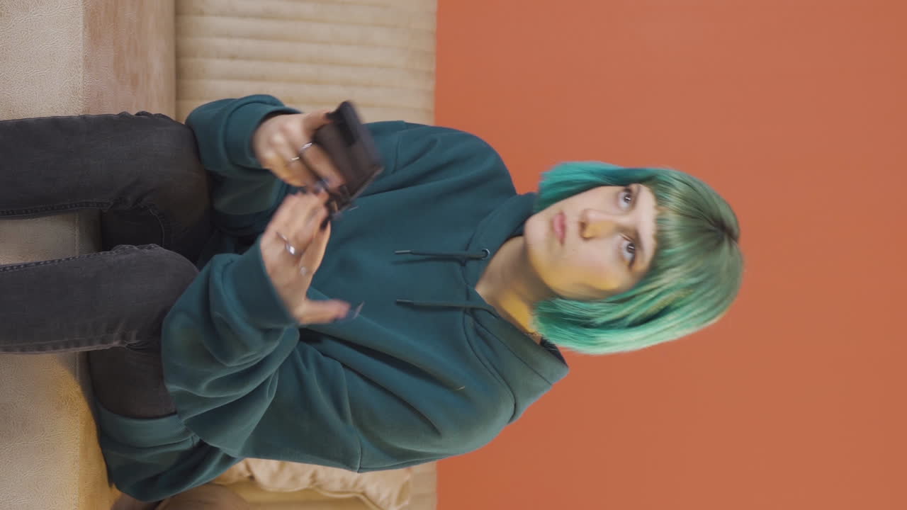 Video verticale di una giovane donna che litiga in chat ed è arrabbiata.
