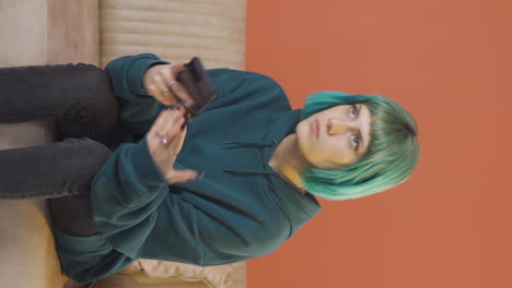 verticale video van de jonge vrouw die ruzie maakt in de berichten is boos.
