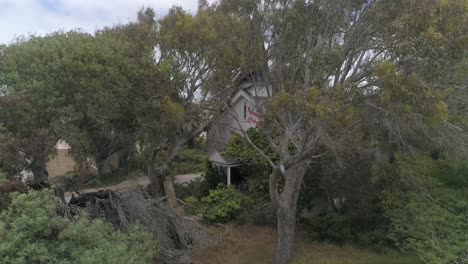 Antenne-Der-Verlassenen-überwucherten-Kirche-Versteckte-Meine-Bäume-Fort-Monterrey-Ord-California