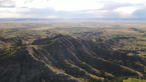 vista de seguimiento aéreo de colinas con capas de estrato muy claras de rocas variadas en el este de wyoming durante el verano