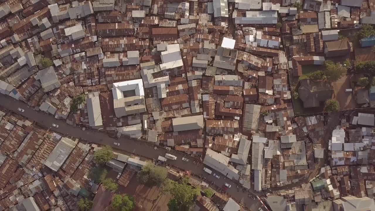 notable toma aérea mirando directamente hacia abajo sobre vastos barrios marginales superpoblados en kibera nairobi kenia 1