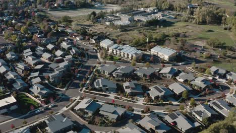 paneles solares instalados en los suburbios cerca del centro de ashland en oregon, estados unidos