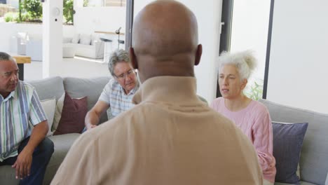 Personas-Mayores-Diversas-En-Una-Reunión-Hablando-En-Una-Casa-De-Retiro