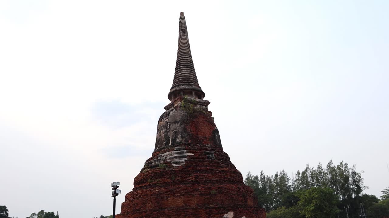 una vista serena de una antigua pagoda