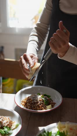preparando un plato de trigo sarraceno con queso rallado