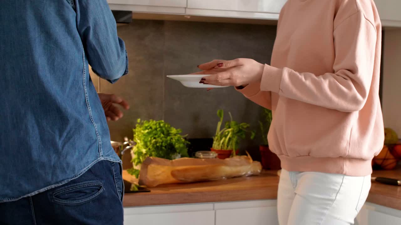 vista trasera de un hombre vertiendo sopa de tomate