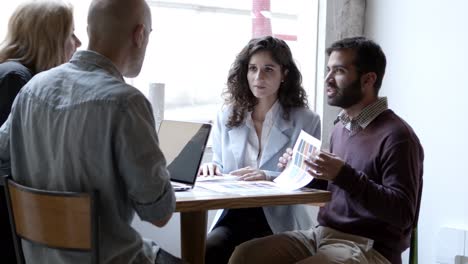 Arquitectos-Jóvenes-Serios-Hablando-Con-Clientes