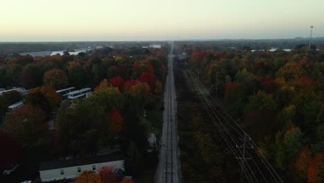 pista de movimiento inverso sobre un ferrocarril en otoño