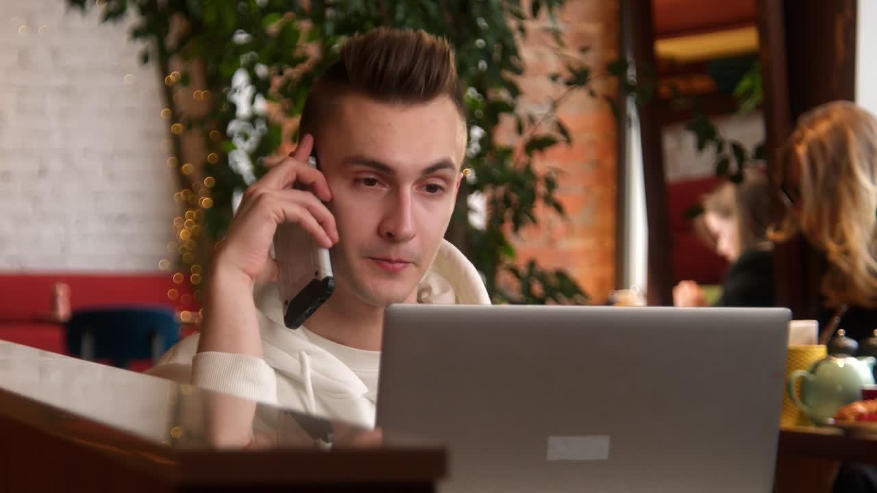 joven trabajando en un café