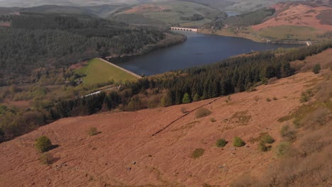 Dron-Que-Viaja-Hacia-El-Depósito-De-Lady-Bower-Mientras-Se-Desplaza-Hacia-Arriba-Para-Revelar-El-Depósito-De-Lady-Bower-Desde-El-Borde-De-Bamford-Filmado-En-4k