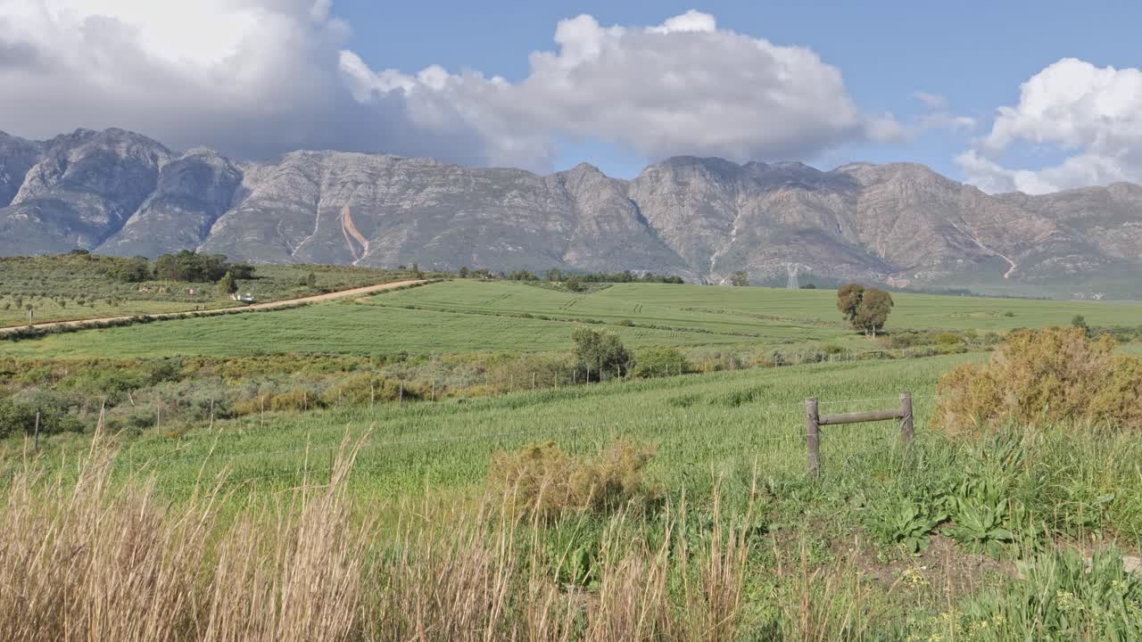 paisaje panorámico de tierras de cultivo con montañas