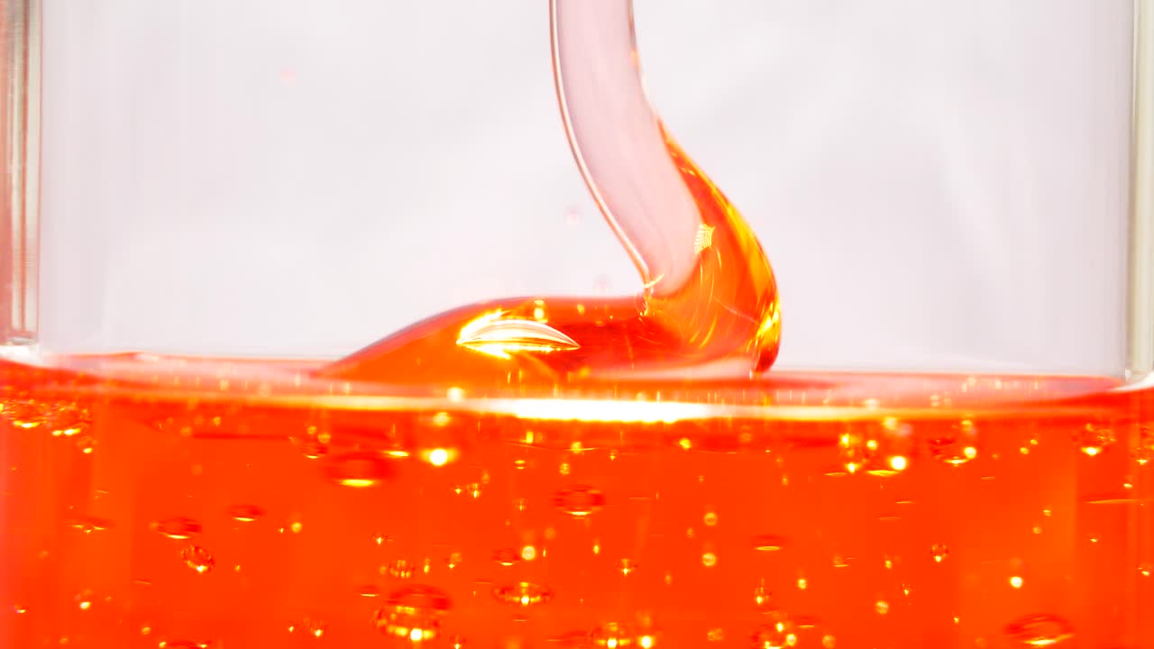 시간 역전, 추상적, 붉은 액체가 천천히 움직입니다.