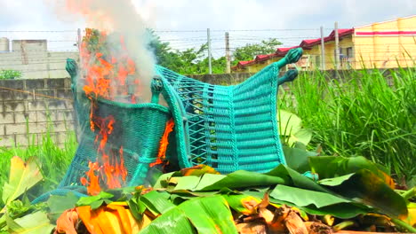 encender una silla vieja para quemar