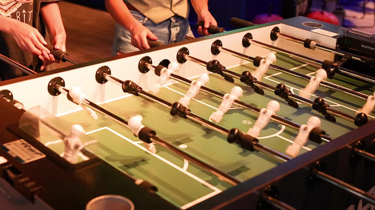 jugadores involucrados en un animado partido de futbolín