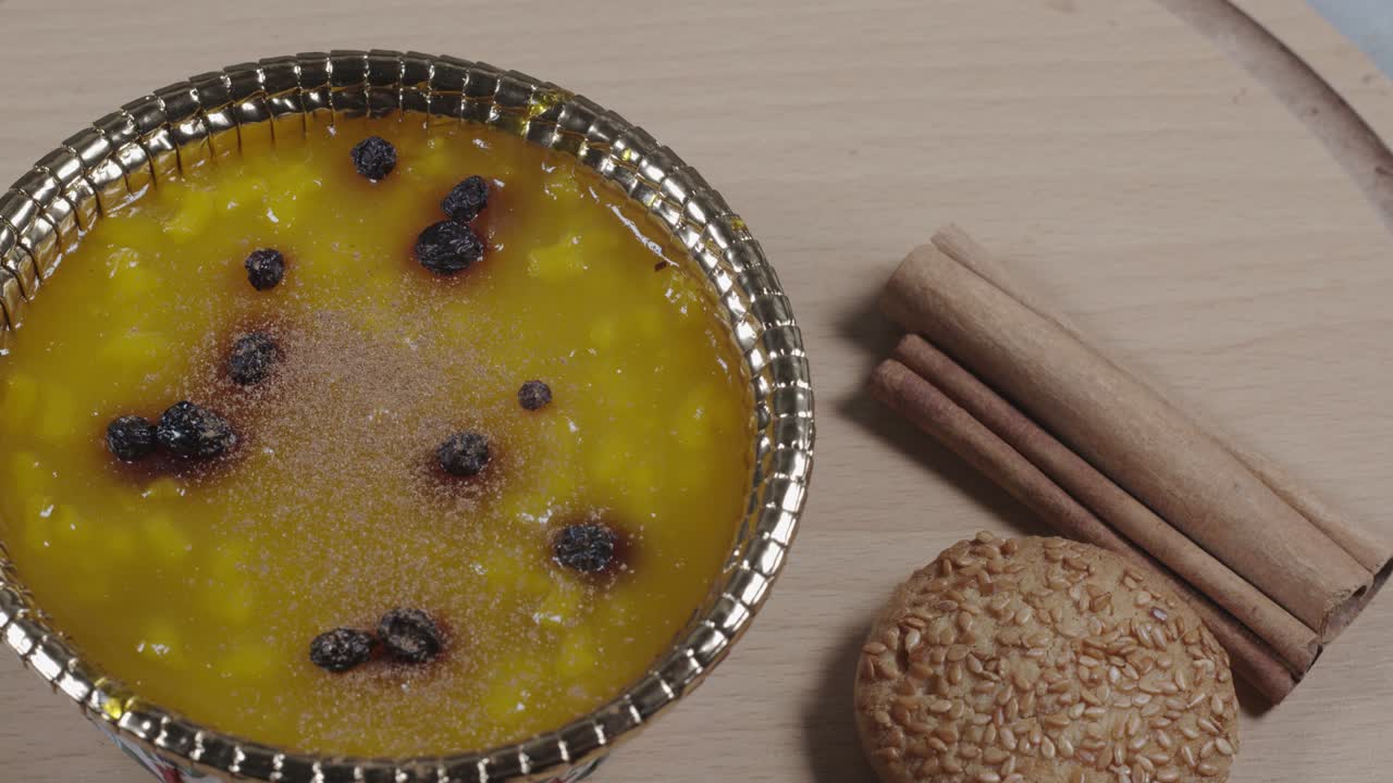 pudín de arroz hecho con azafrán