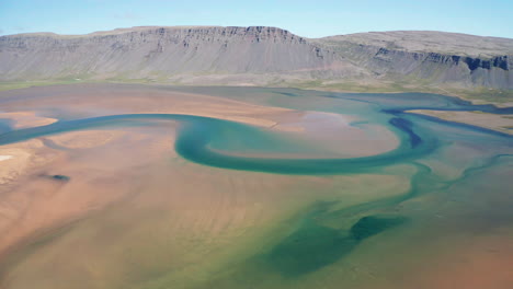 playa de raudisandur en el oeste de islandia - vista aérea - disparo hacia adelante