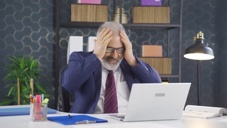 hombre de negocios mirando la pantalla de la computadora portátil con emoción.