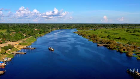 Rio-Mamore-En-El-Departamento-De-Beni,-Bolivia,-Lindo-Rio-Para-Navegar-Y-Pescar,-Desemboca-En-El-Rio-Madeira-Y-Luego-Se-Convierte-En-El-Amazonas