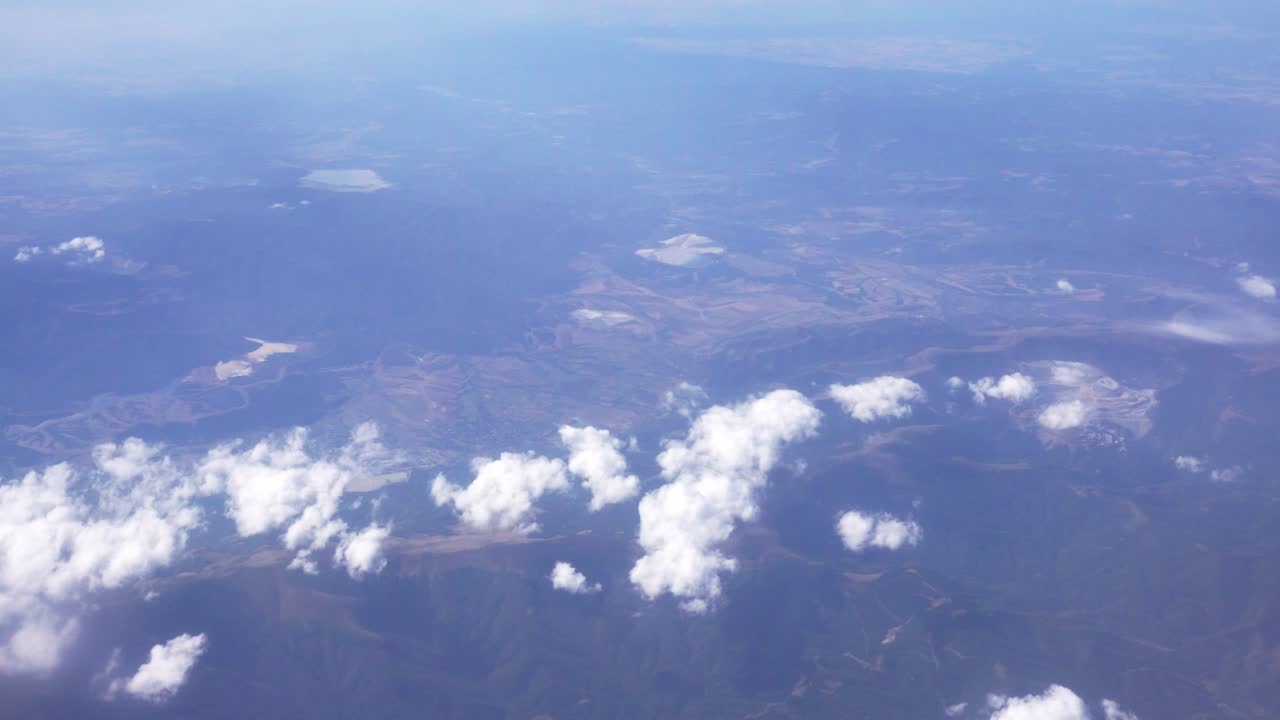 volando lenta y constantemente sobre las nubes a gran altura - vista del paisaje debajo de ellas